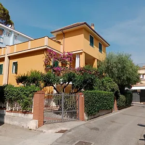 la-casa-gialla-laigueglia.hotelitalianriviera.com/